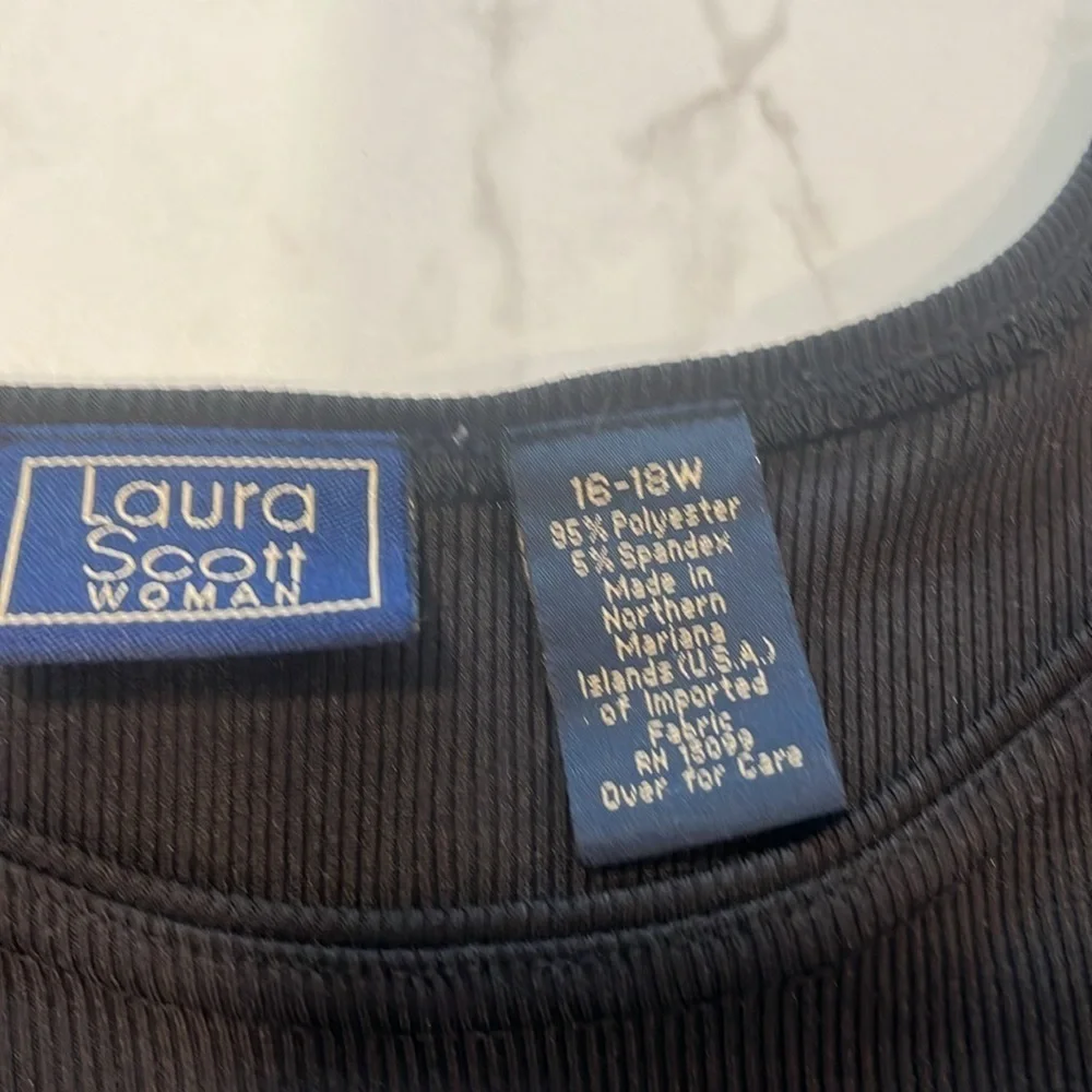 Laura Scott Woman Tshirt - Picture 2 of 4